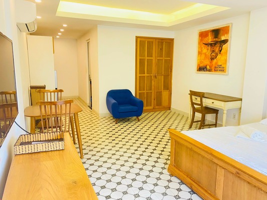 Khu vực bếp căn hộ LiLiHomes với tủ trắng và bếp điện.